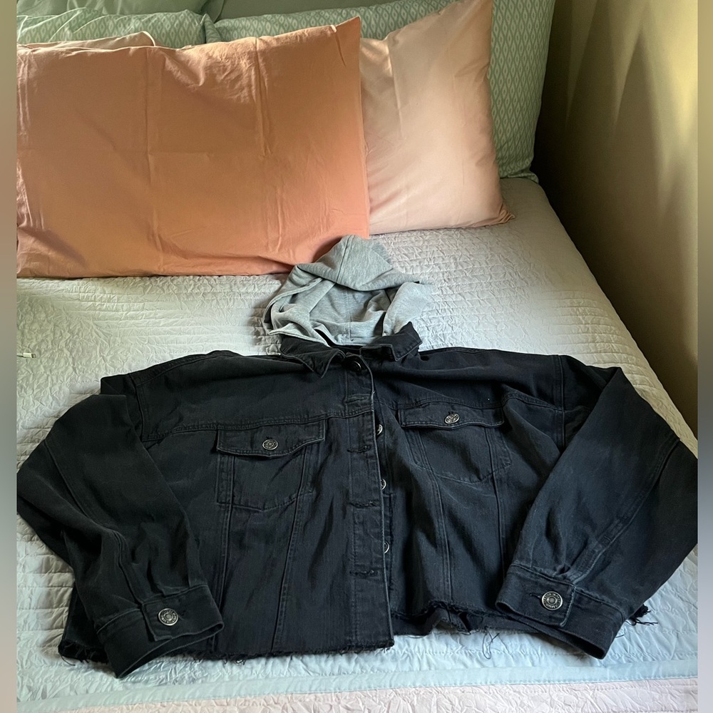 Black crop light jean jacket, grey hood that can come off, size 2X, forever 21